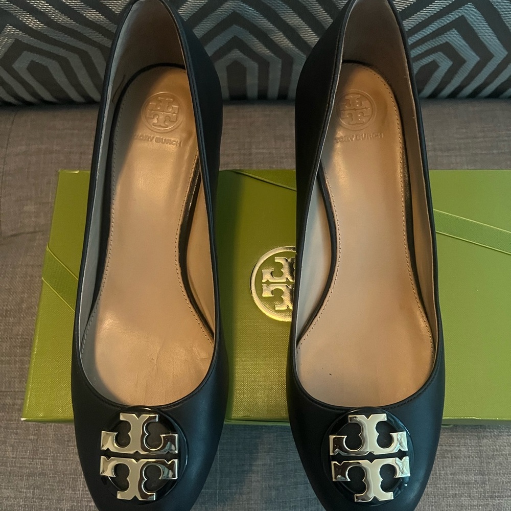 EUC Tory Burch Chelsea Gold Logo Black Leather Pumps SZ 10 box not included mint